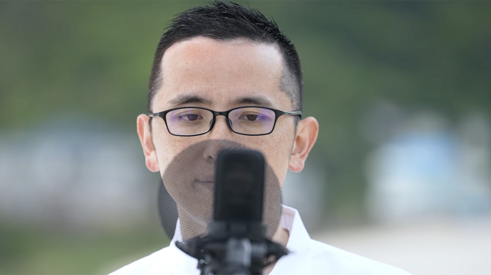 マイクと正面のまなざし